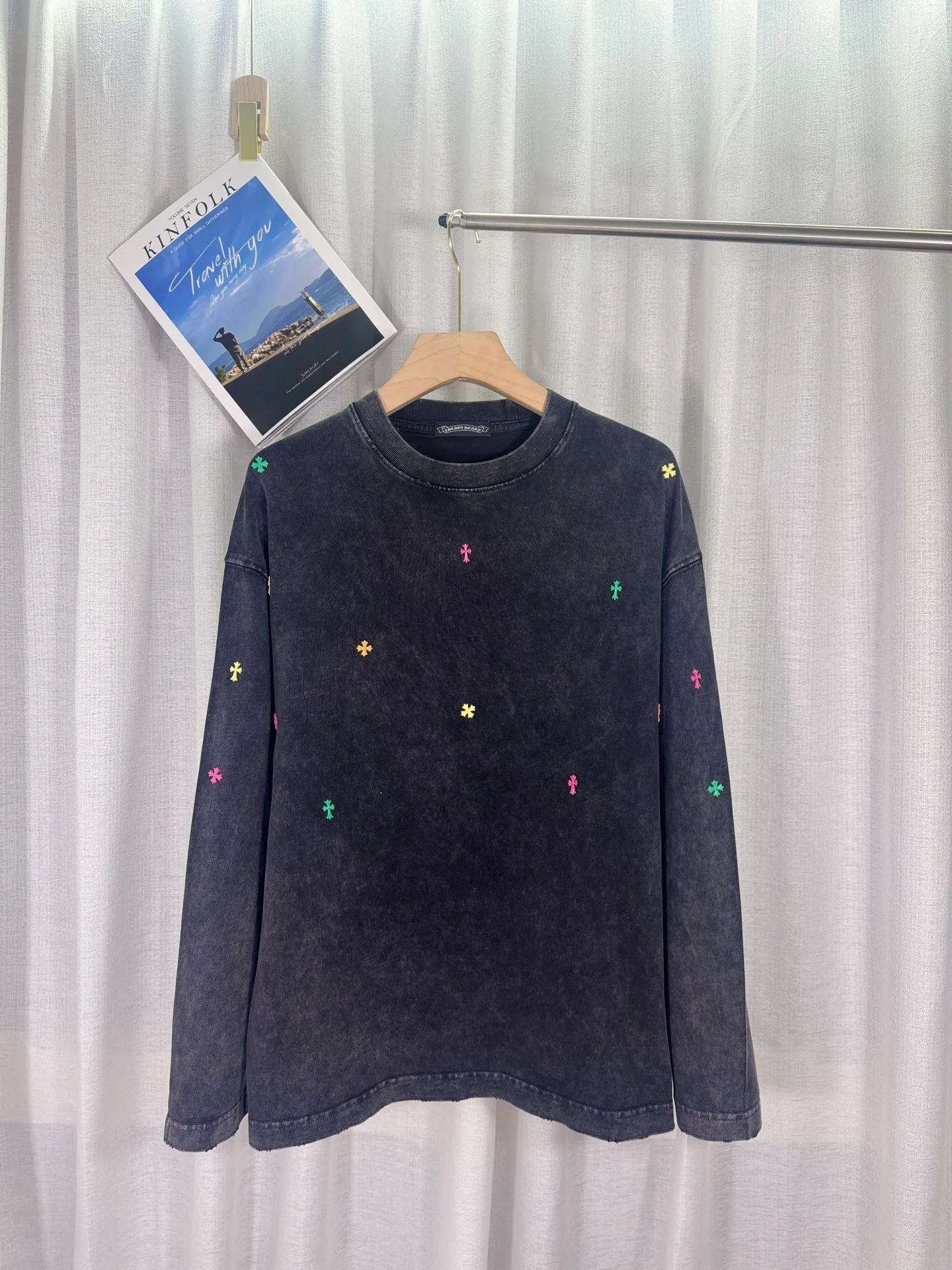 P250 top version, real shot without P, ​​different from market currency) 𝗖𝗵𝗿𝗼𝗺𝗲 𝗛𝗲𝗮𝗿𝘁𝘀/Cro Xin 2025 Autumn and Winter Starry Gypsophila Couple Casual Long Sleeve 👑The highest version! Customized fabric 320g fabric! Gypsophila cross hardware accessories, a hot-selling model at the counter, very comfortable to wear. Accessories: original molded and authenticated collar label ➕ 100% silk wash water label. Genuine purchase-grade original hangtag➕matching hanging rope➕3D hanging beads➕original packaging bag. Craftsmanship: The original version has consistent wiring! The highest version of the armhole matching technique! Color: Blue Black Size: S M L XL Style No.: 5173